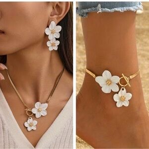 Floral White and Gold Jewelry Set